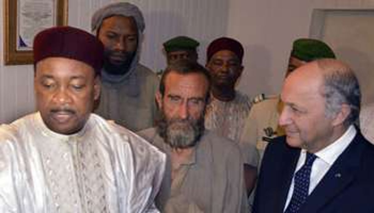 Mahamadou Issoufou (g), Laurent Fabius (d), et les quatre otages français, le 29 octobre à Niamey. © AFP