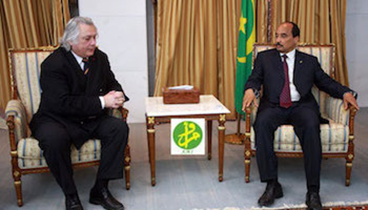 Le sénateur Jeanny Lorgeoux, co-auteur du rapport, avec Mohamed Ould Abdel Aziz, le président mauritanien. © AMI