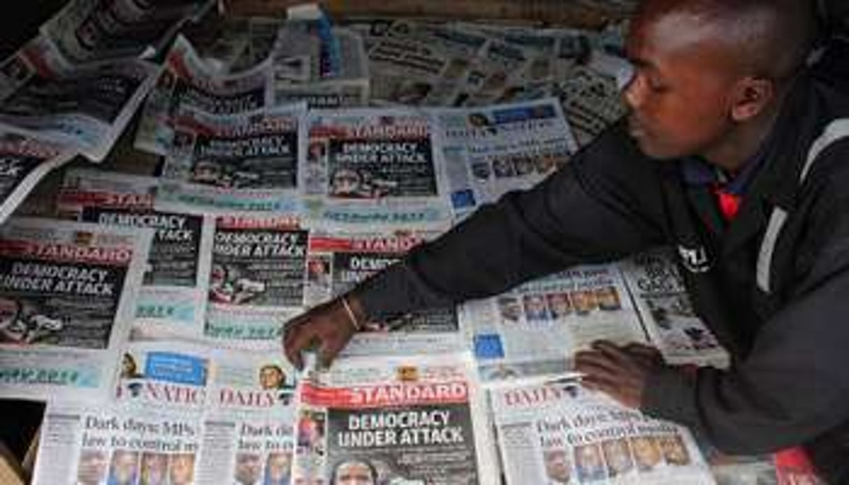 Journaux dénonçant la nouvelle loi sur la presse, le 1er novembre 2013. © Simon Maina/AFP