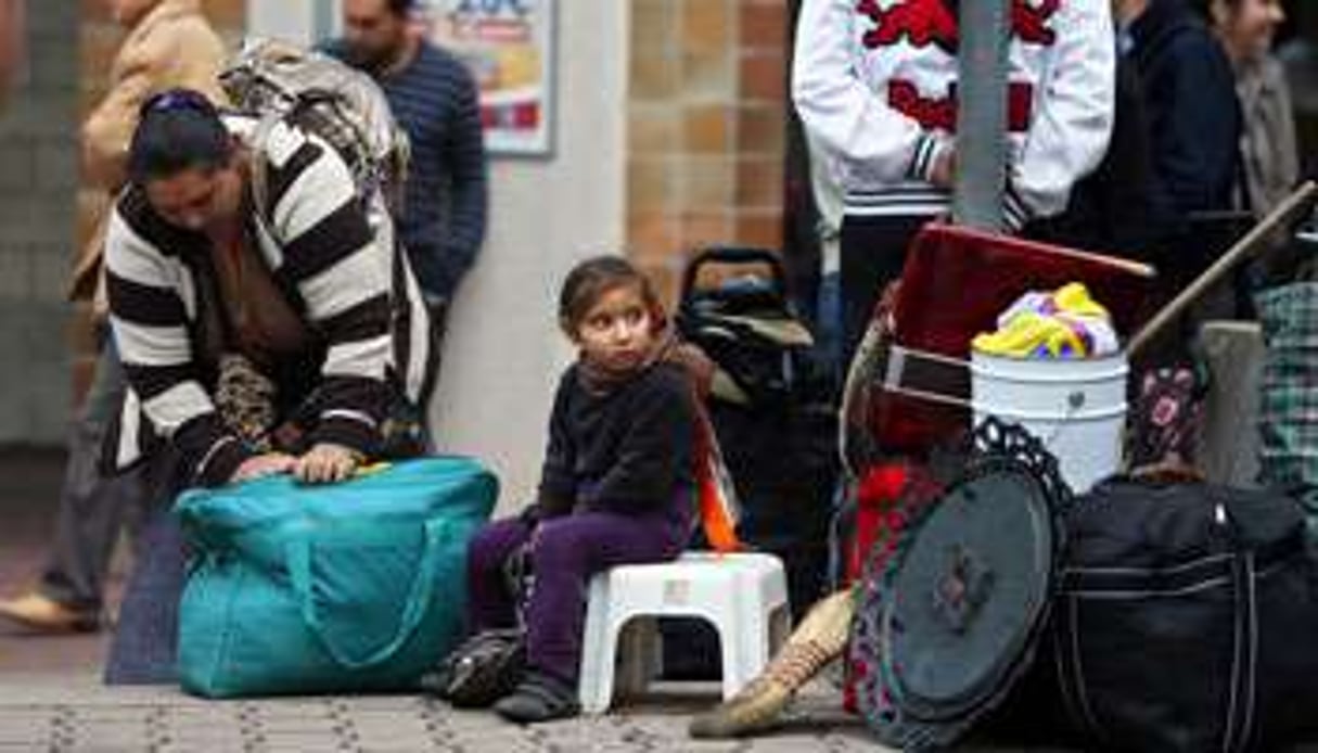 Des Roms sont expulsés de leur camp à Evry, près de Paris. © KENZO TRIBOUILLARD / AFP