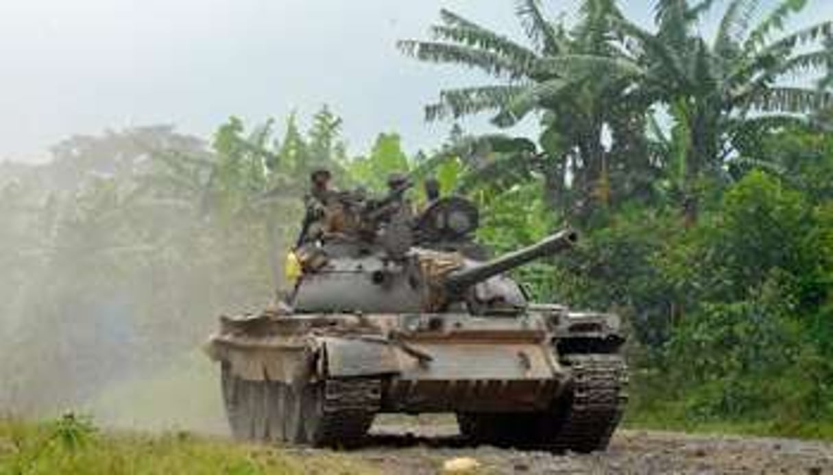 Un char de l’armée congolaise patrouille près de Bunagana, le 31 octobre 2013. © AFP