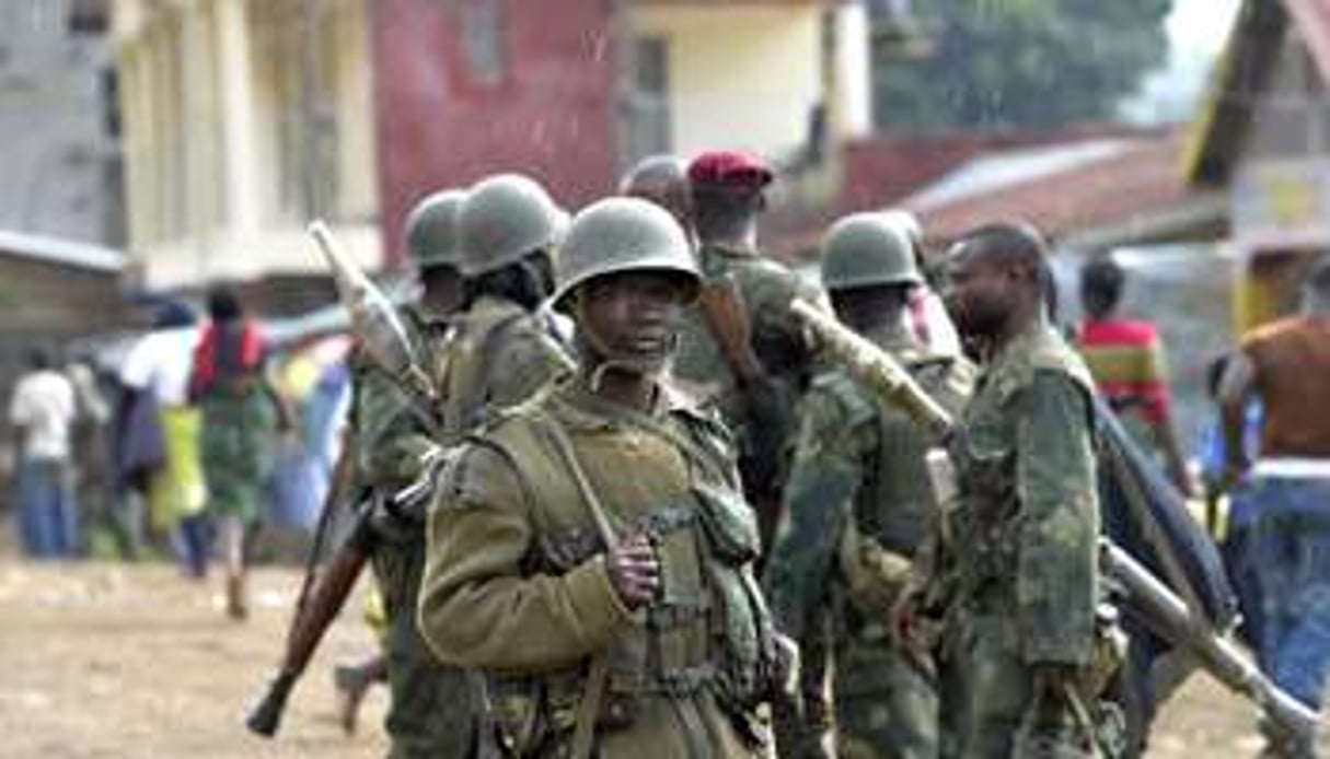 Des soldats congolais patrouillent dans une rue de Bunagana. © AFP
