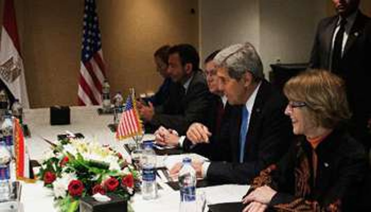 John Kerry (d) rencontre son homologue égyptien Nabil Fahmy, le 3 novembre 2013 au Caire. © AFP
