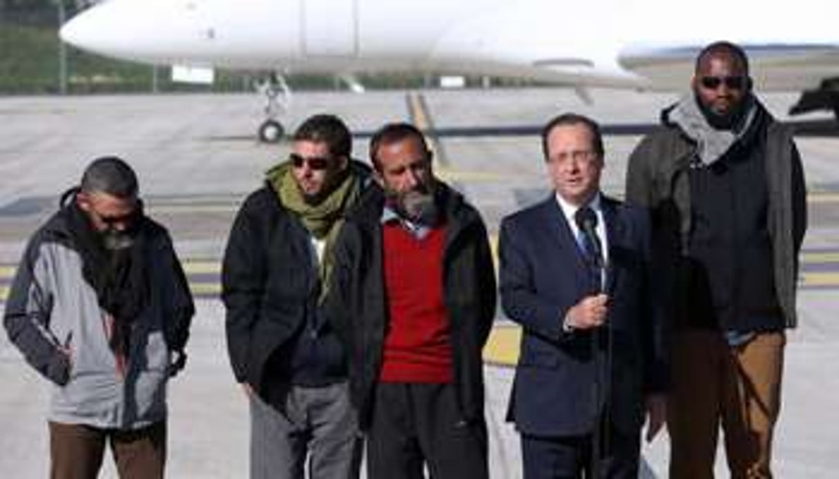 François Hollande et les ex-otages à leur arrivée du Niger, le 30 octobre 2013. © AFP