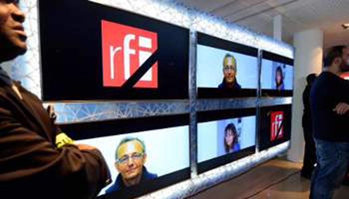 Les portraits des deux journalistes assassinés de RFI, dans le hall de la station de radio. © AFP