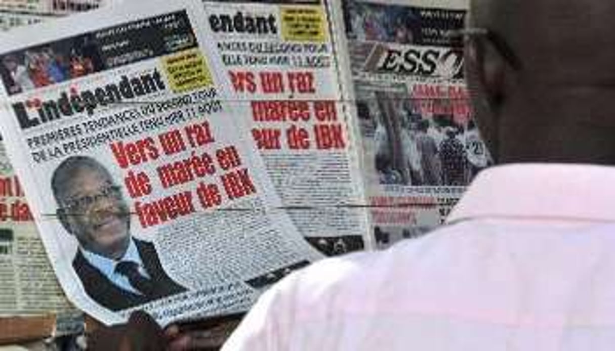 Un homme regarde des journaux avant le second tour de la présidentielle malienne. © AFP