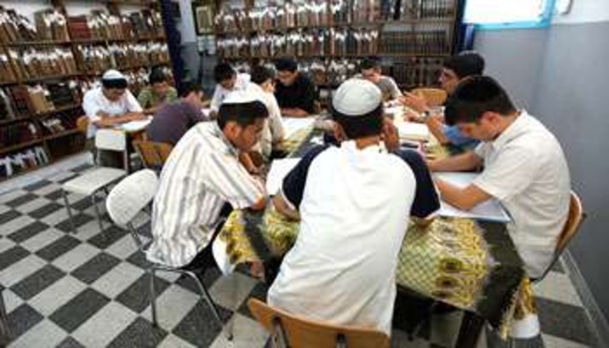 Dans la bibliothèque de la yeshiva. © Ons Abid pour J.A.