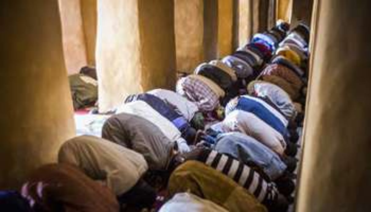 Des musulmans prient dans une mosquée de Tombouctou, au Mali. © AFP