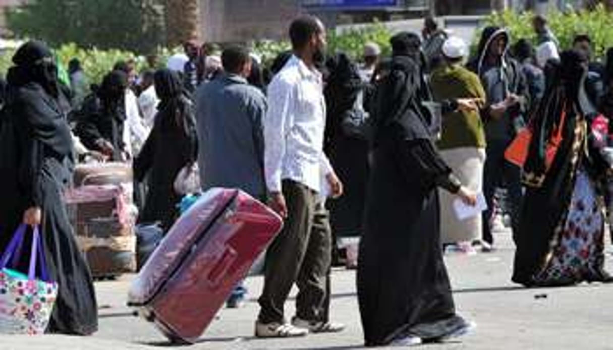 Des immigrés emportent leurs affaires, le 12 novembre 2013 à Riyad. © AFP