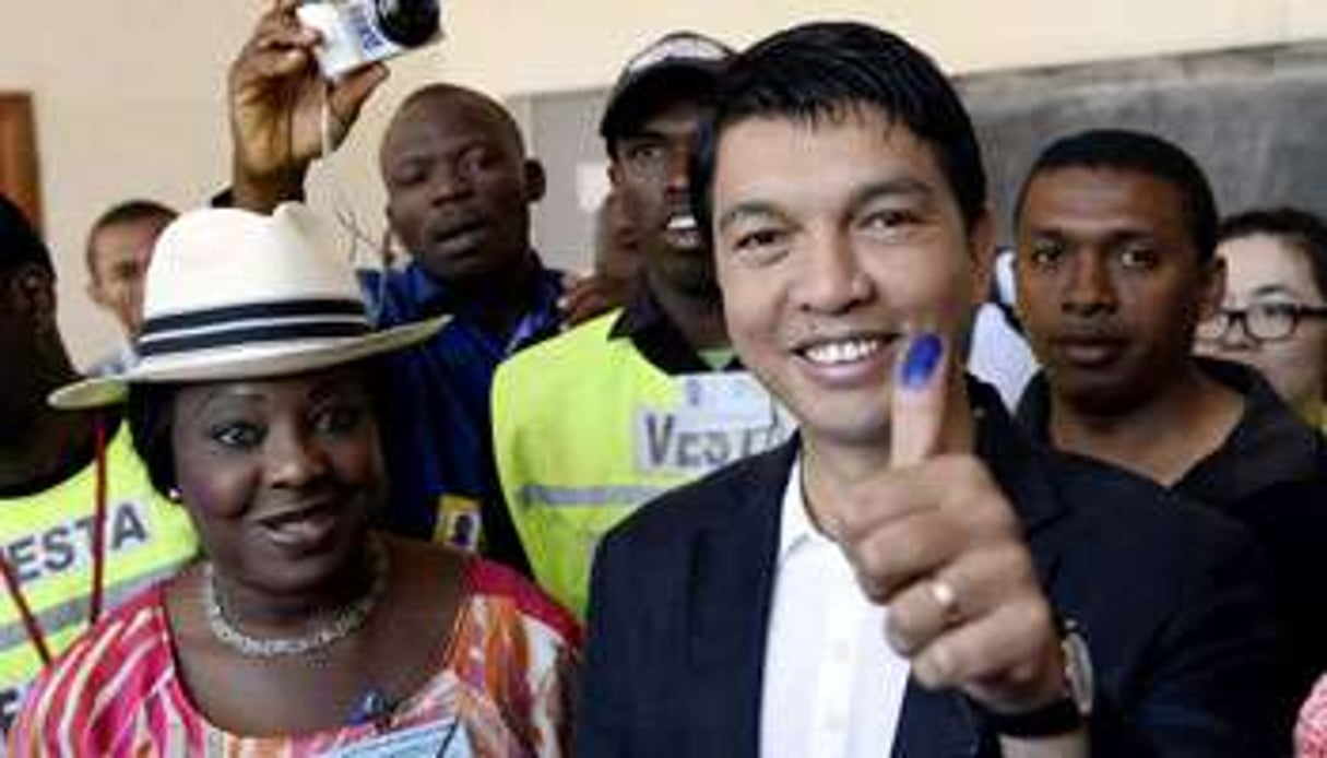 Rajoelina vient de voter pour le premier tour, le 25 octobre. © STEPHANE DE SAKUTIN / AFP