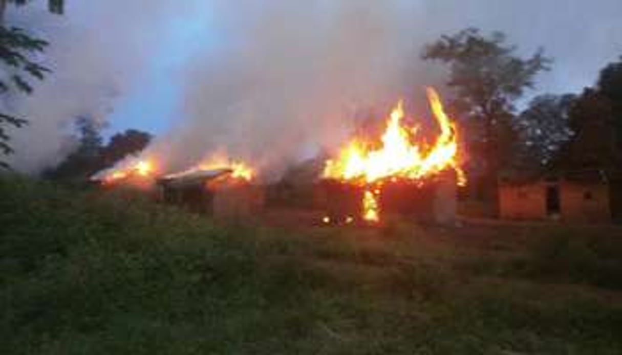 Des maison incendiéesdans un village près de Ouham, le 13 novembre 2013. © AFP