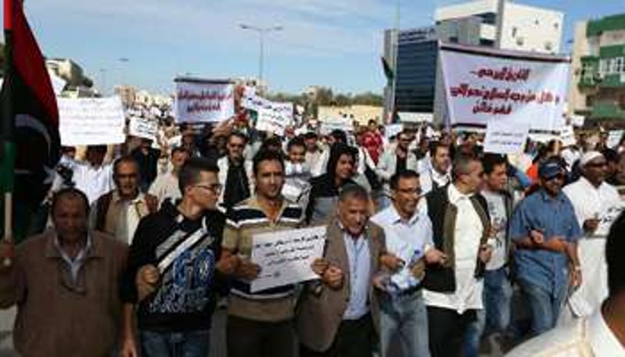 Des manifestants protestent contre la présence de milices à Tripoli, le 15 novembre 2013. © AFP