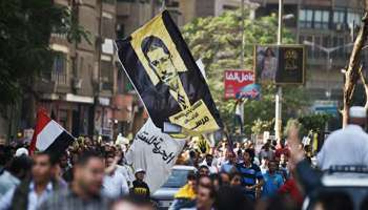 Des partisans des Frères musulmans et de Mohamed Morsi manifestent le 8 novembre 2013 au Caire. © AFP