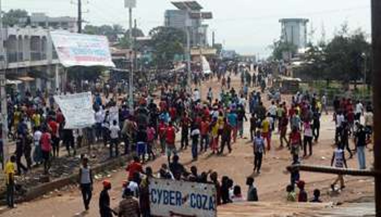 Des manifestants anti-gouvernementaux, le 16 novembre 2013, dans les rues de Conakry. © AFP