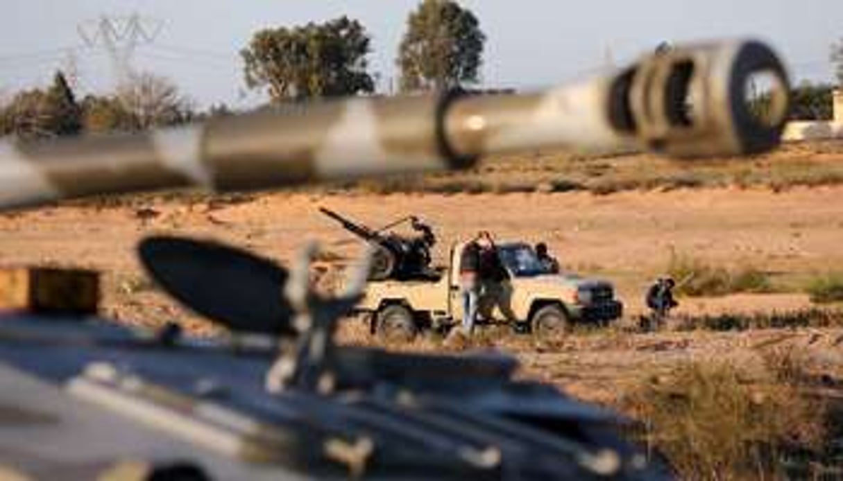 Des membres des brigades rebelles de Tripoli patrouillent le 16 novembre 2013 près de Tripoli. © AFP