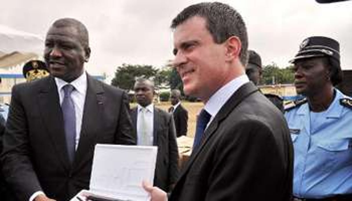 Le ministre ivoirien de l’Intérieur Hamed Bakayoko (g) et Manuel Valls, le 16 novembre à Abidjan. © AFP