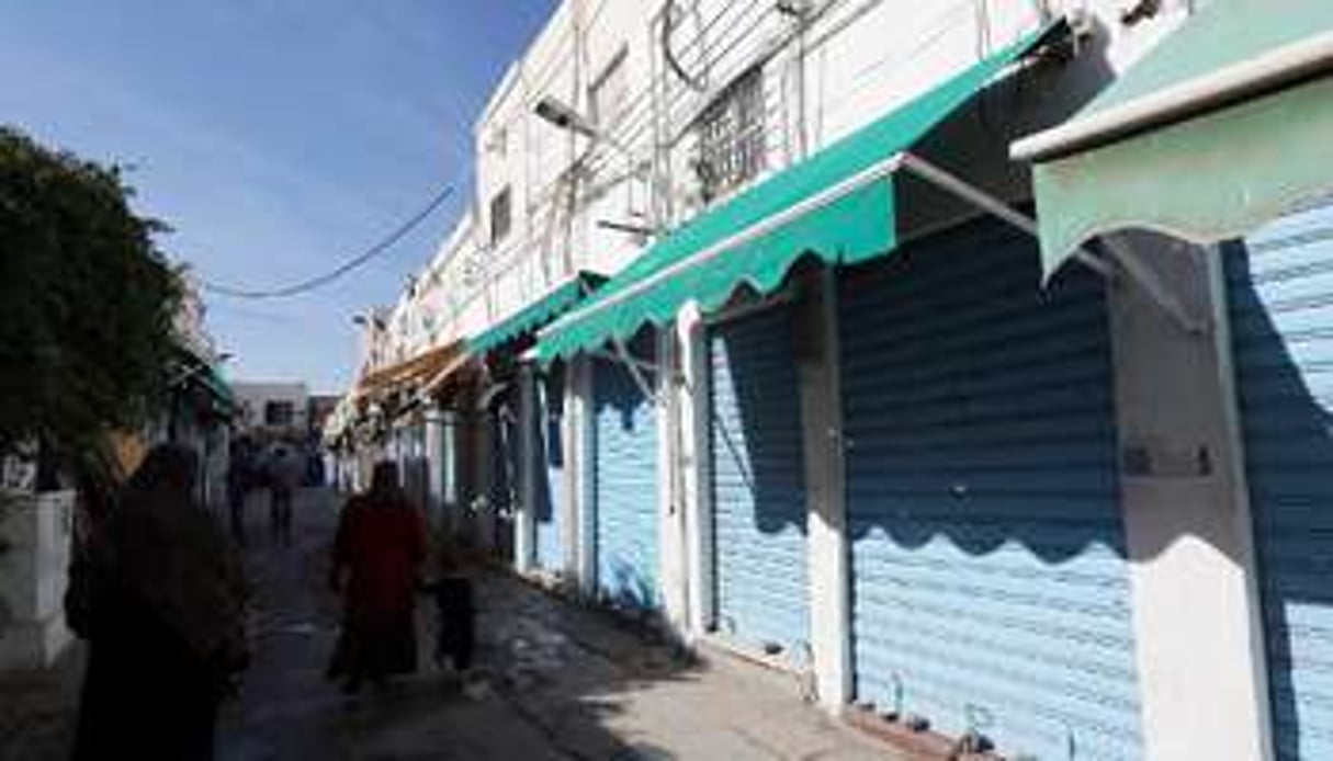 Des boutiques dont les rideaux de fer sont tirés en raison de la grève, le 17 novembre à Tripoli. © AFP