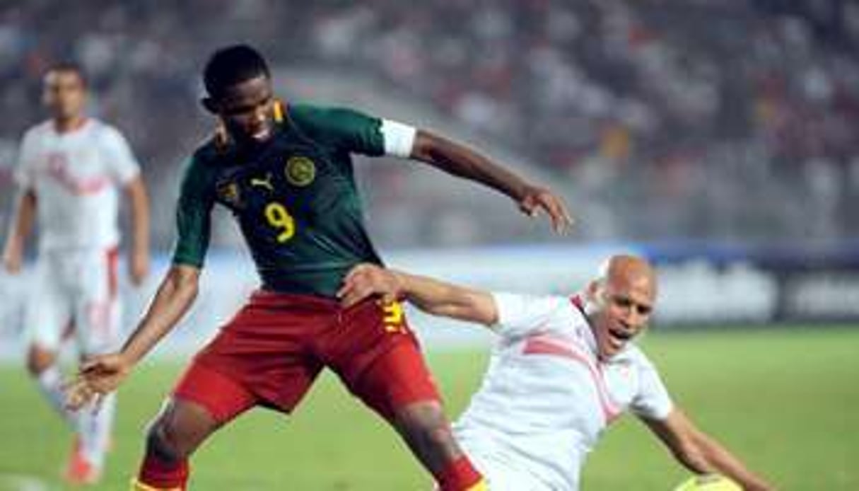 Le Camerounais Samuel Eto’o (g) contre la Tunisie, le 13 novembre 2013 à Tunis. © AFP