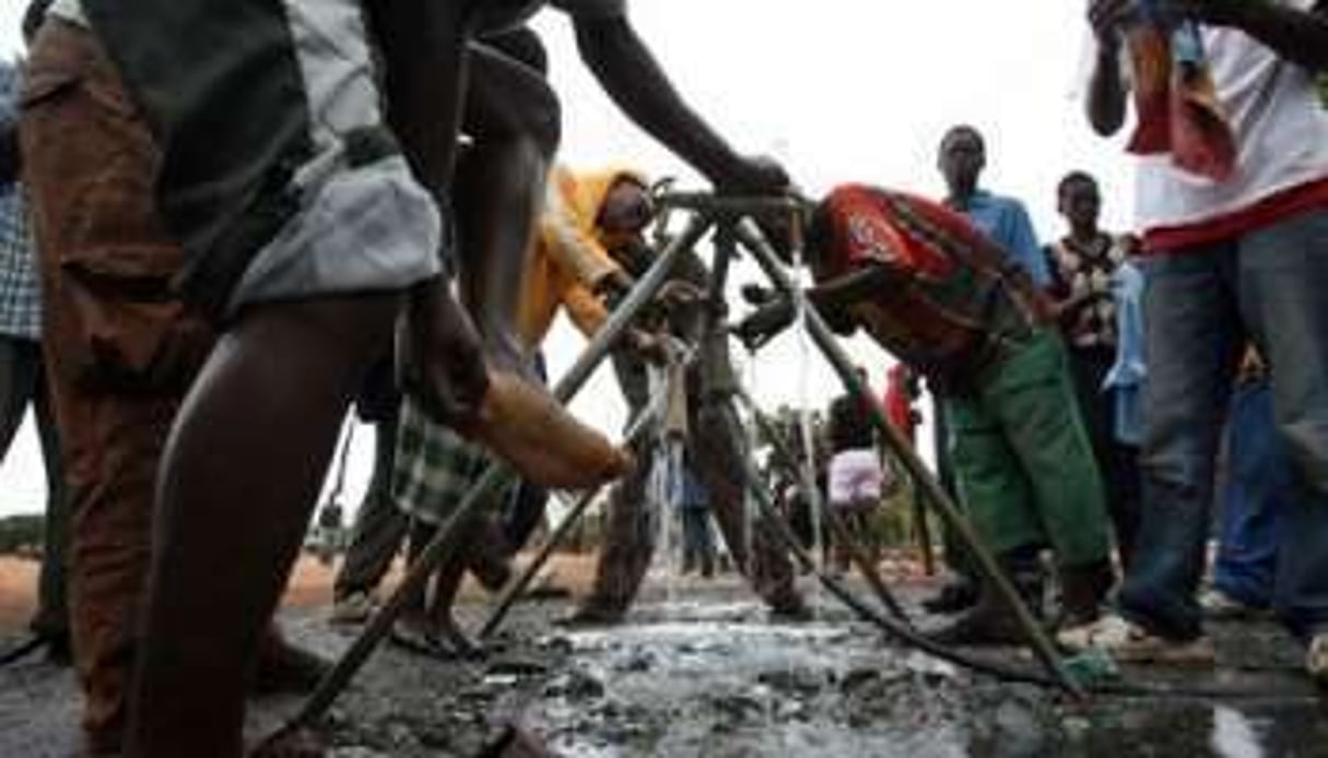 Un point d’eau au Cameroun : l’assainissement reste un défi majeur en Afrique. © AFP