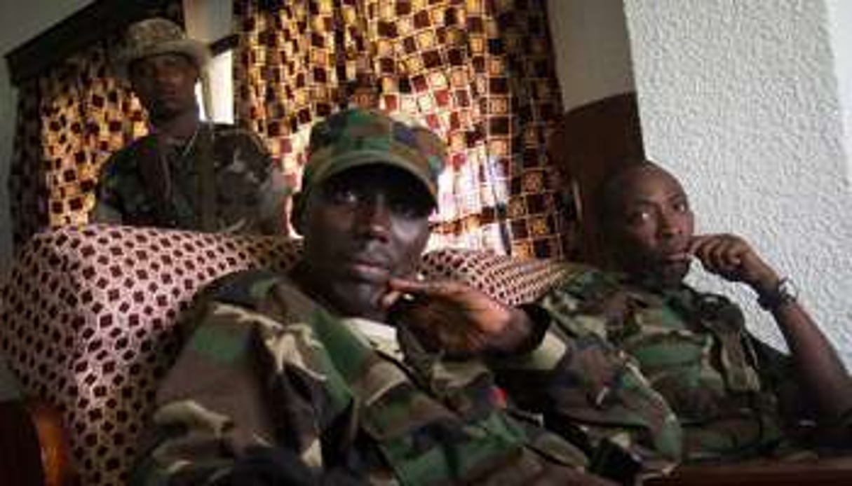 Le chef militaire du M23, Sultani Makenga (c), le 2 mars à Bunagana. © AFP/Michel Sibiloni