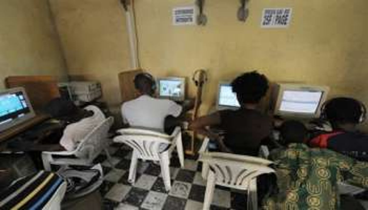 La Côte d’Ivoire face aux appétits de ses « brouteurs », escrocs sur internet. © AFP