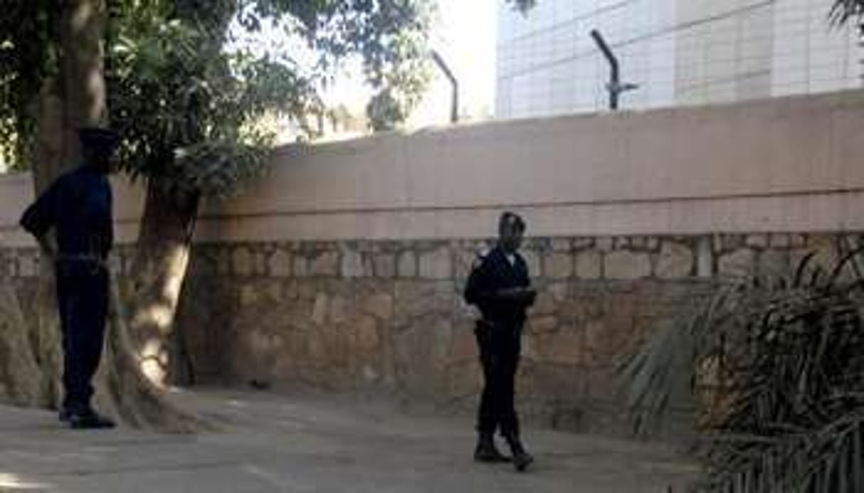 Deux policiers maliens patrouillent devant l’ambassade de France à Bamako. © AFP