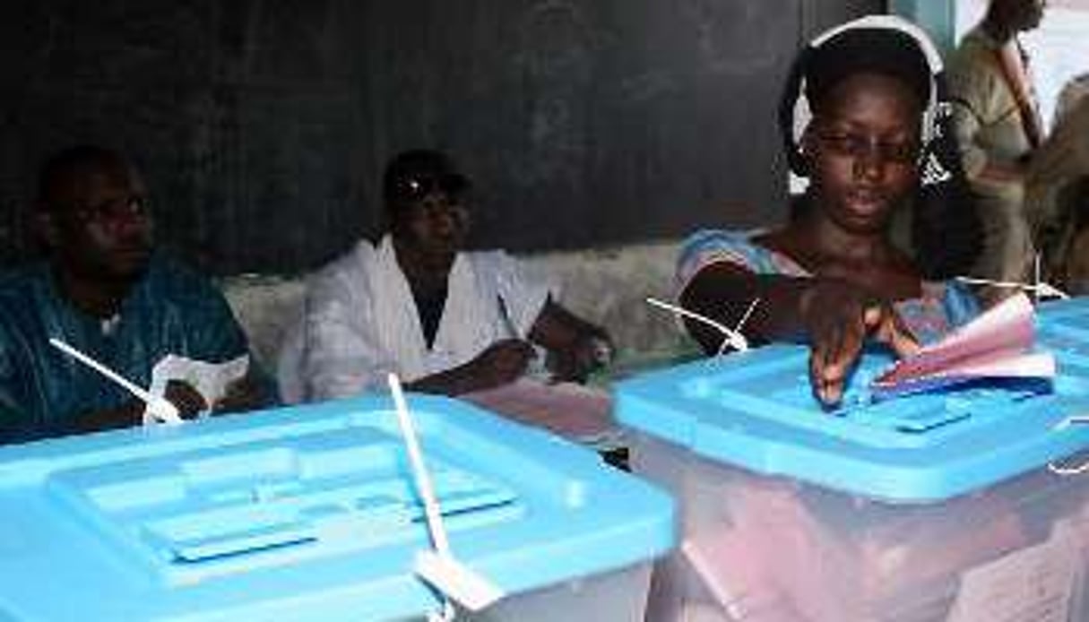 Une Mauritanienne vote à Nouakchott pour les élections législatives et municipales, le 23 novembr © AFP