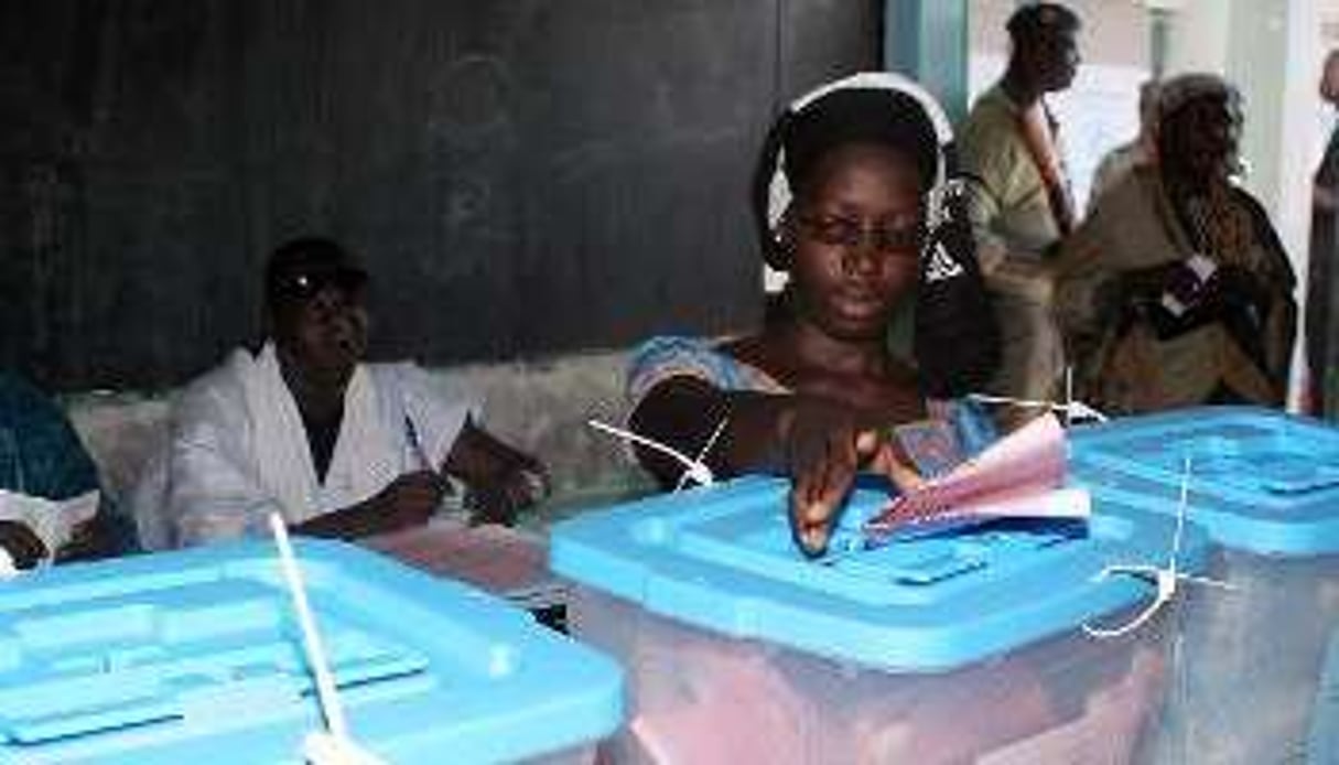 Une Mauritanienne vote à Nouakchott pour les élections législatives et municipales, le 23 novembr © AFP