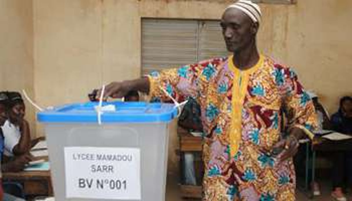 Un Malien vote pour les législatives, le 24 novembre 2013 à Bamako. © AFP