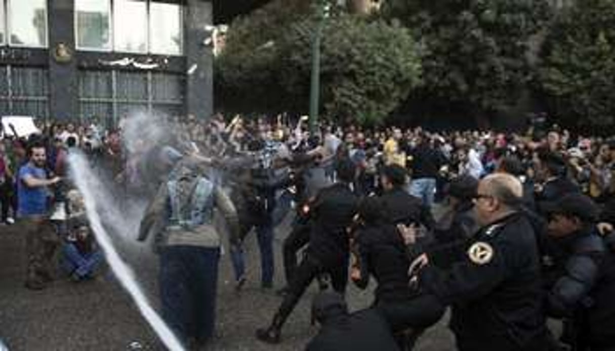 Des policiers dispersent une manifestation au Caire le 26 novembre 2013. © AFP