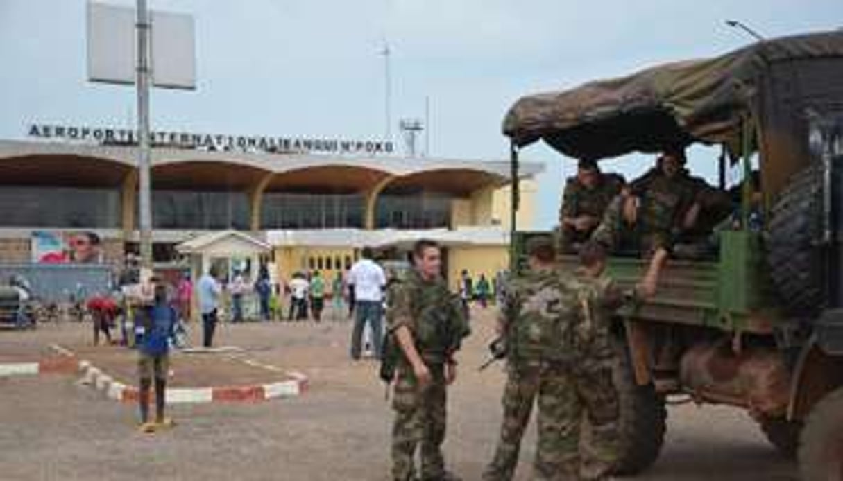 Des soldats français à l’aéroport international de Bangui le 4 avril 2013. © AFP
