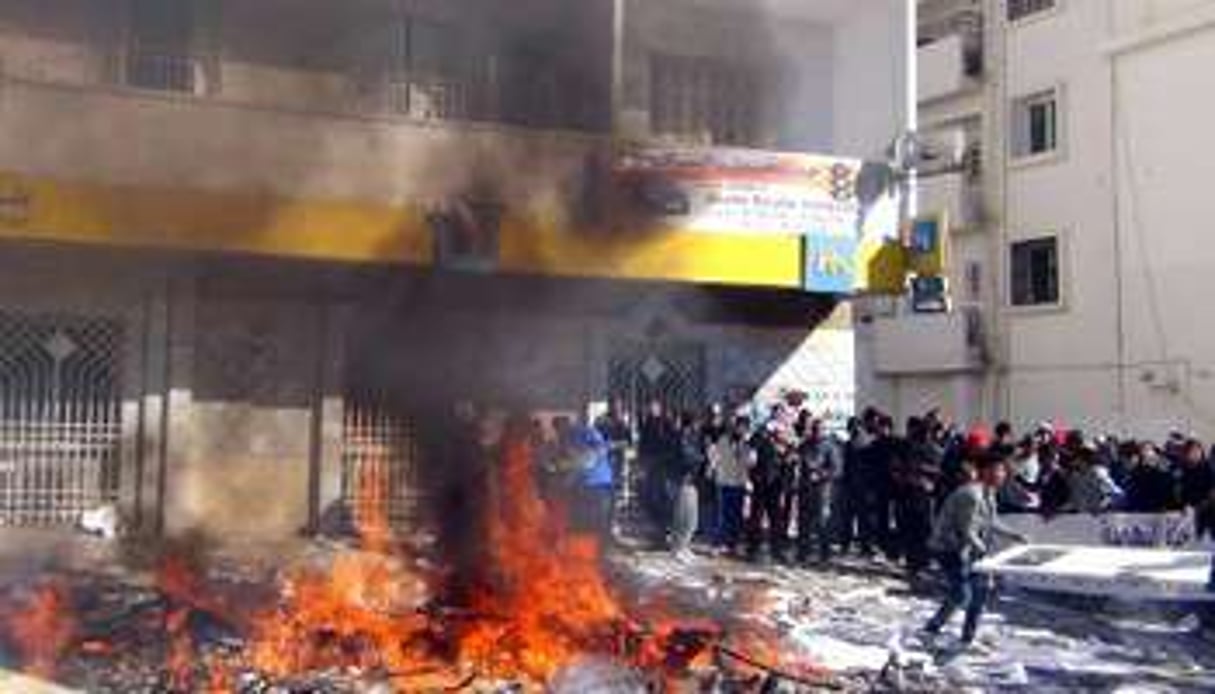 Des manifestants devant le siège d’Ennahdha à Gafsa, le 27 novembre. © AFP