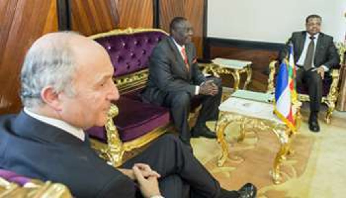 Laurent Fabius en visite à Bangui le 13 octobre 2013. © Sylvain Cherkaoui, pour JA.