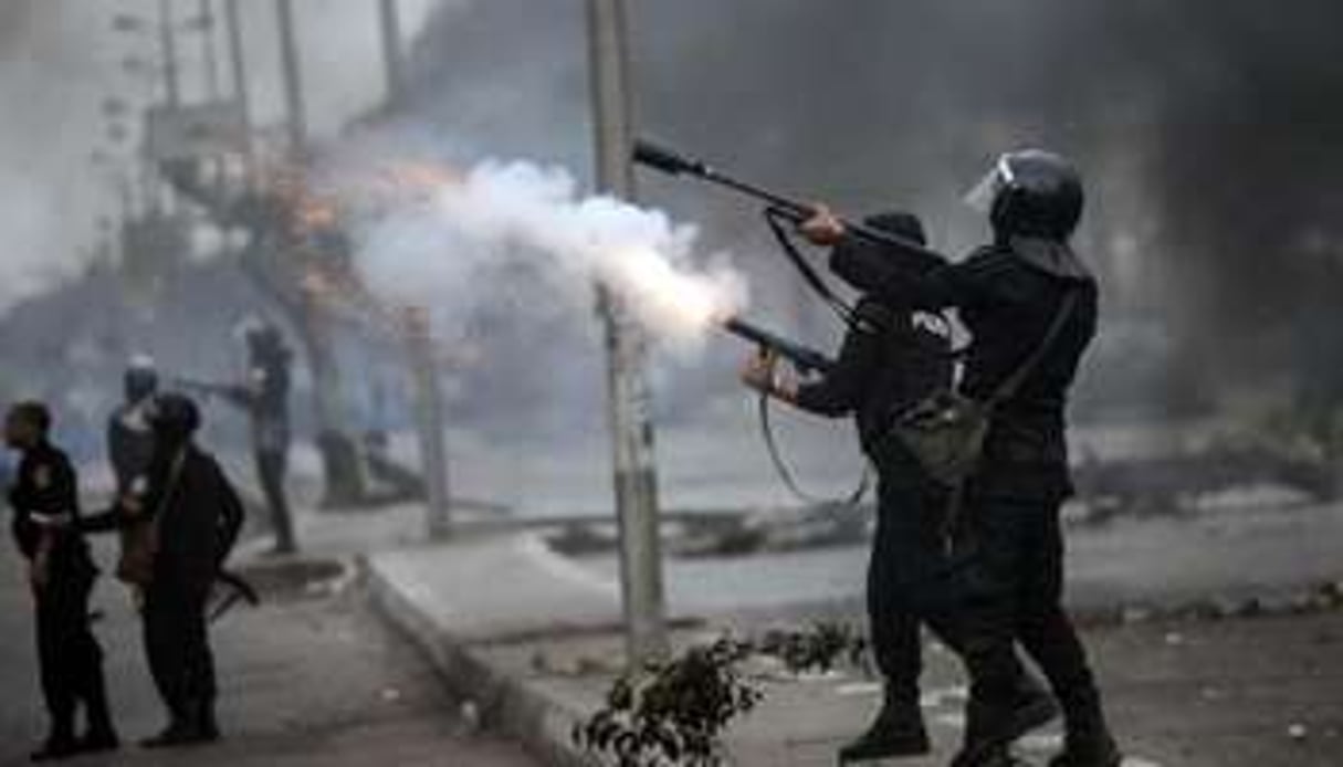 Des policiers dispersent des manifestants islamistes au Caire, le 29 novembre 2013. © AFP