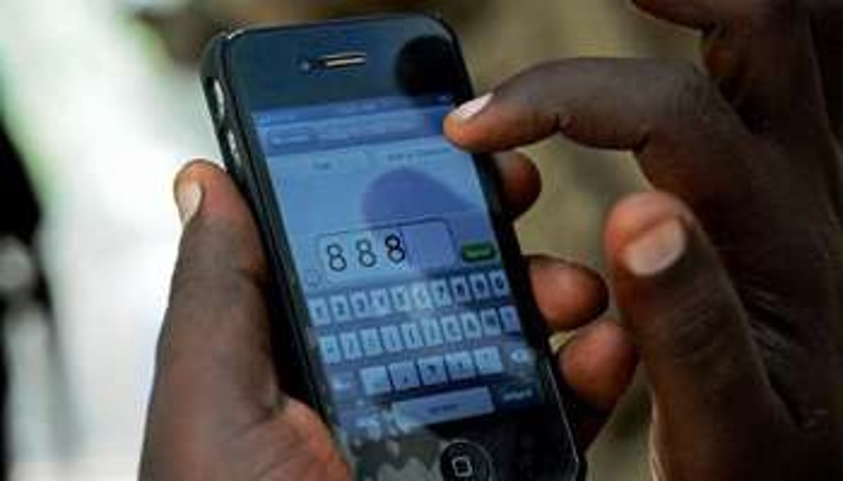 Un Somalien compose le « 888 » sur son smartphone, à Mogadiscio le 13 novembre 2013. © AFP