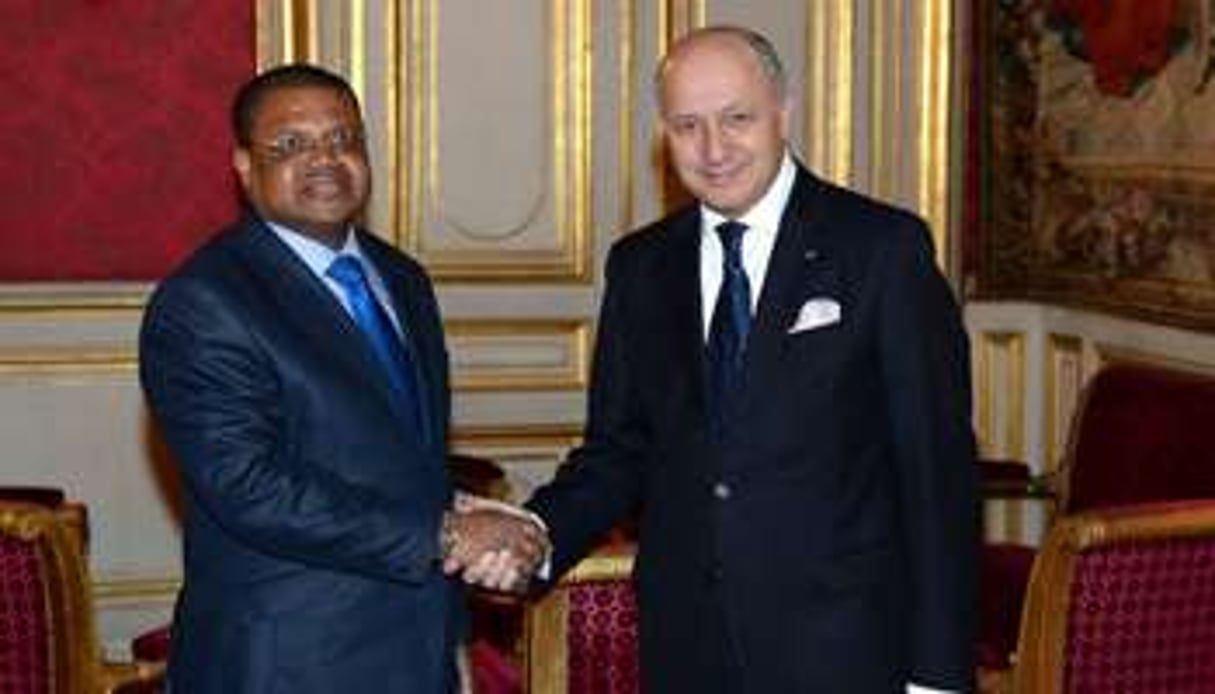 Le Premier ministre centrafricain Nicolas Tiangaye reçu par Laurent Fabius le 25 novembre 2013. © AFP