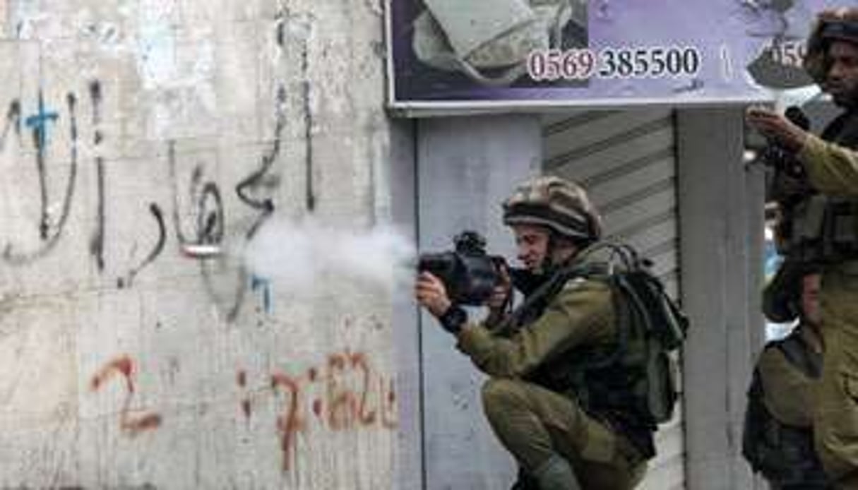 Un soldat israélien lance un tir de gaz lacrymogène lors d’incidents en Cisjordanie, le 29 novembr © AFP
