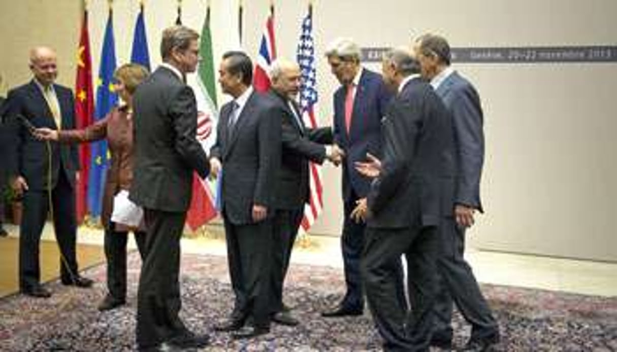 Les négociateurs des parties se félicitant à l’issue du 3è round des discussions à Genève. © Martial Trezzin/AP/Sipa