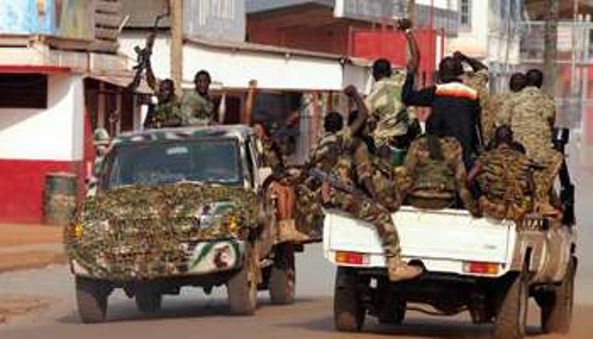 Des ex-Séléka patrouillent dans les rues de Bangui, le 5 décembre. © AFP/Sia Kambou
