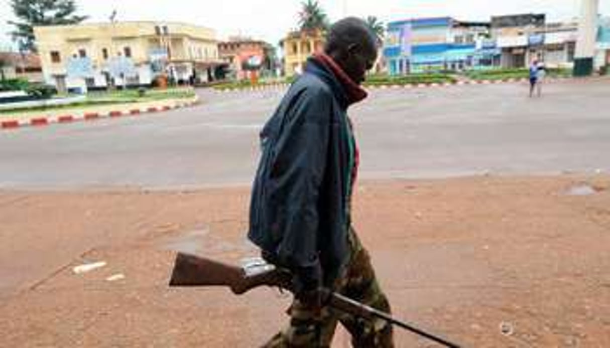 Un homme armé à Bangui le 6 décembre 2013 © AFP/Sia Kambou
