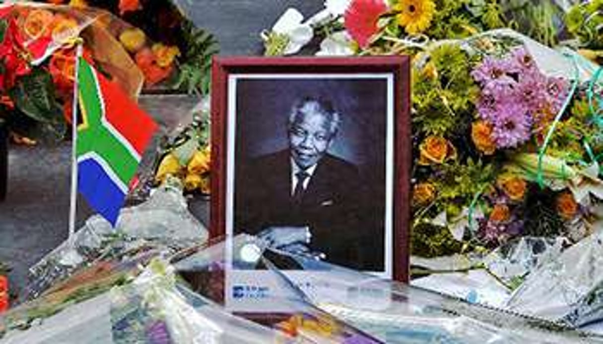 Une photo de Nelson Mandela entourée de fleurs, le 6 décembre 2013 à Johannesburg. © AFP