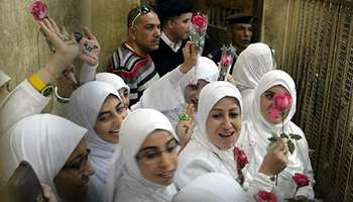 Des jeunes filles, membres des Frères musulmans, le 7 décembre 2013 au Caire. © AFP