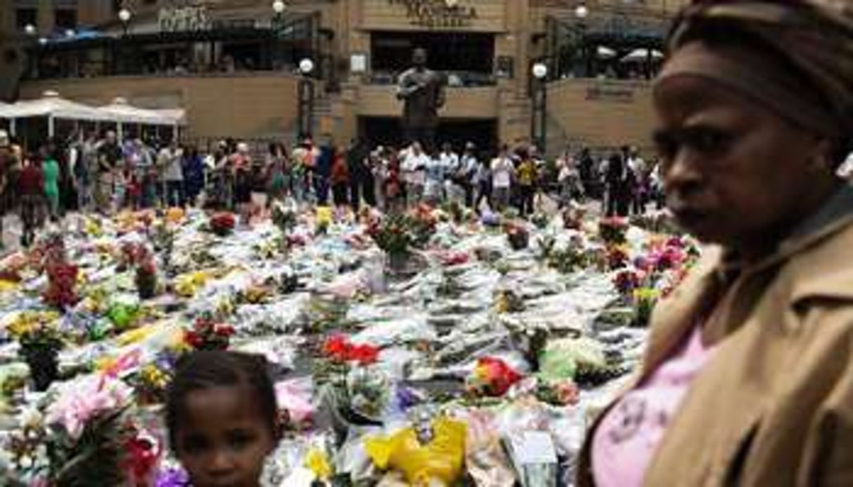 Les Sud-Africains rendent hommage à Madiba sur la place qui porte son nom à Johannesbourg. © AFP