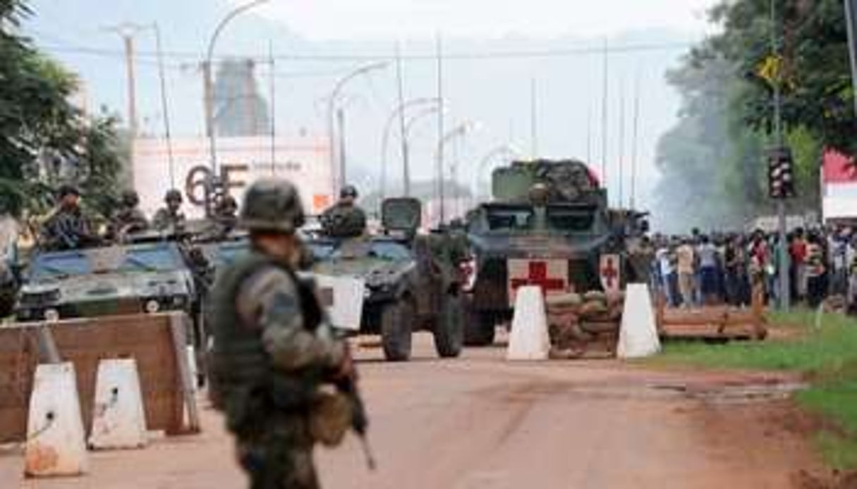 Des soldats français déployés près de l’aéroport de Bangui le 8 décembre. © AFP