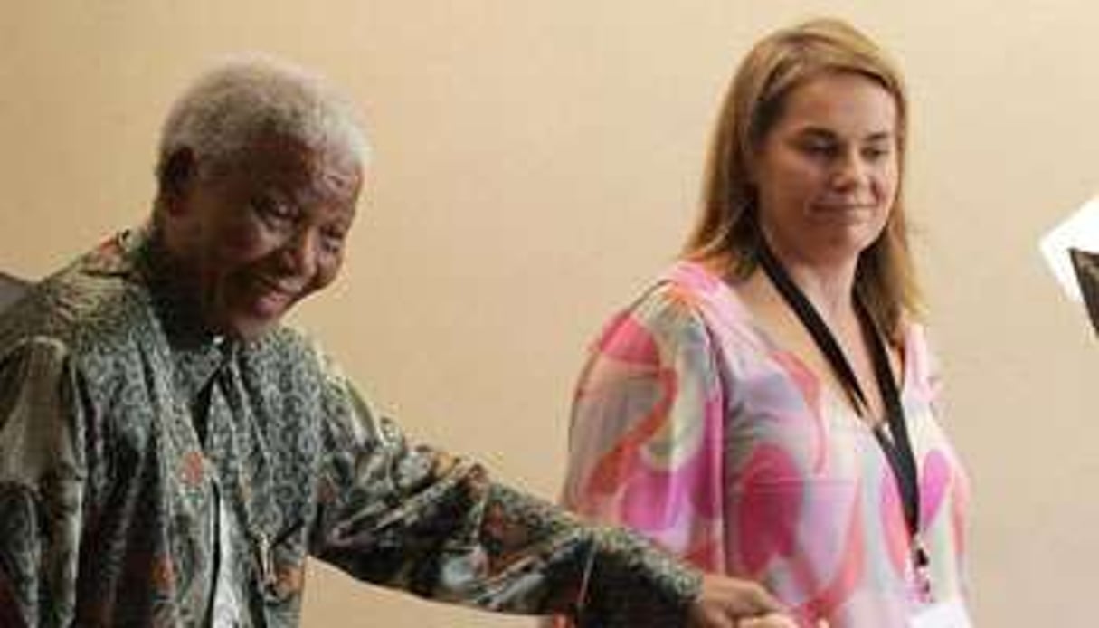 Nelson Mandela et son assistante Zelda la Grange le 4 mars 2008 à Johannesburg. © AFP