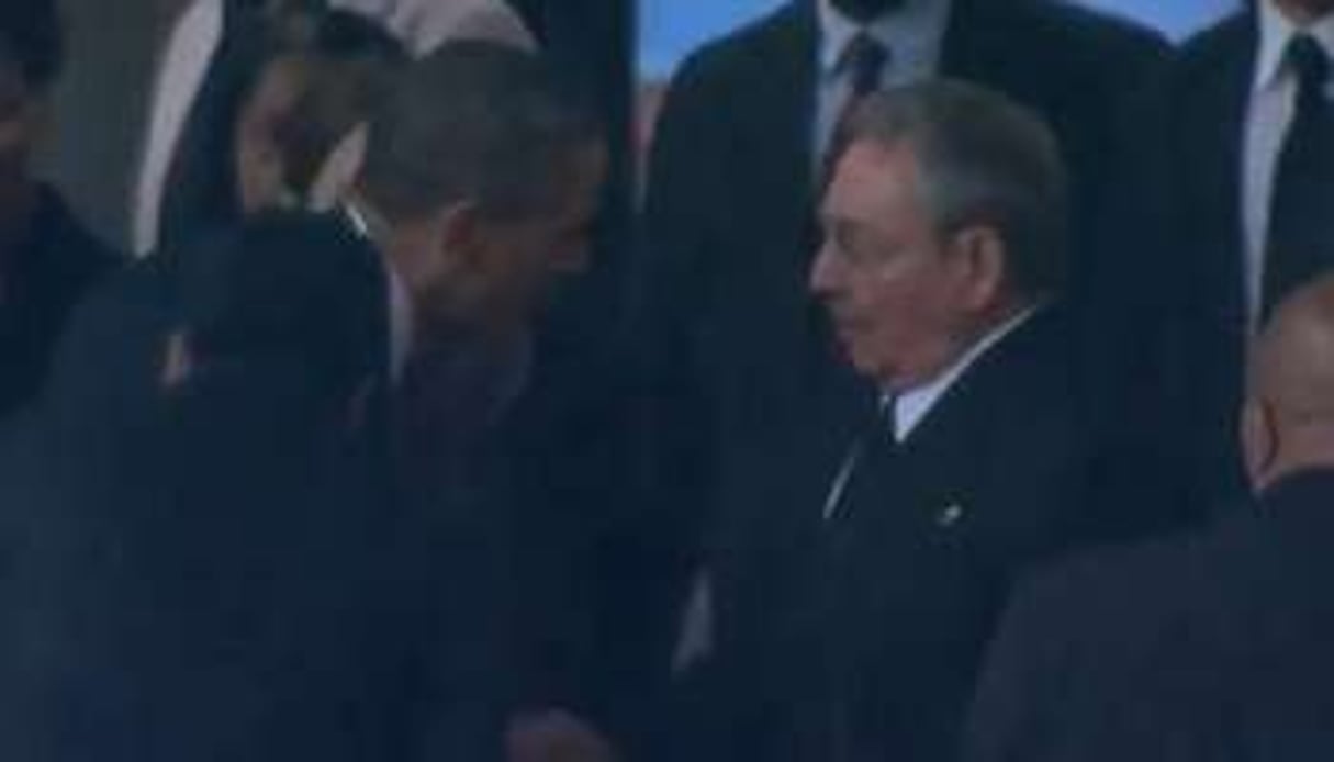 Barack Obama (à g.) et Raul Castro (dr.) le 10 décembre à Soweto. © AFP