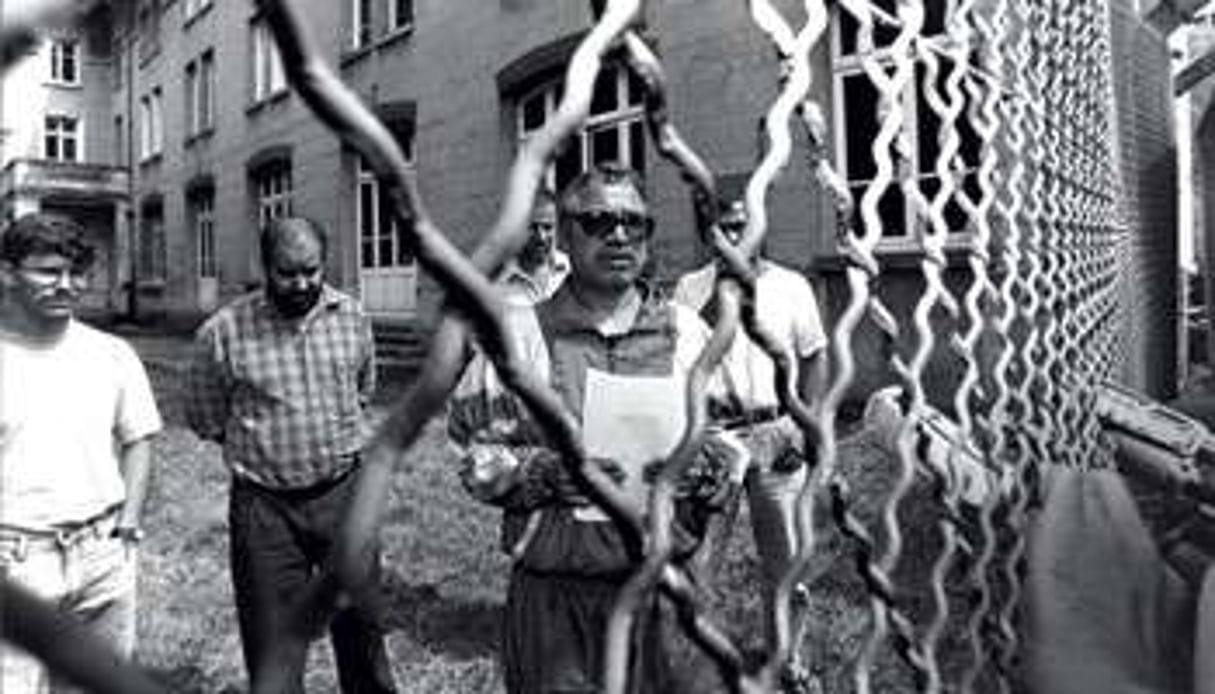 En août 1994, des dizaines de personnes sont raflées et détenues dans une caserne française. © Thomas Coex/AFP