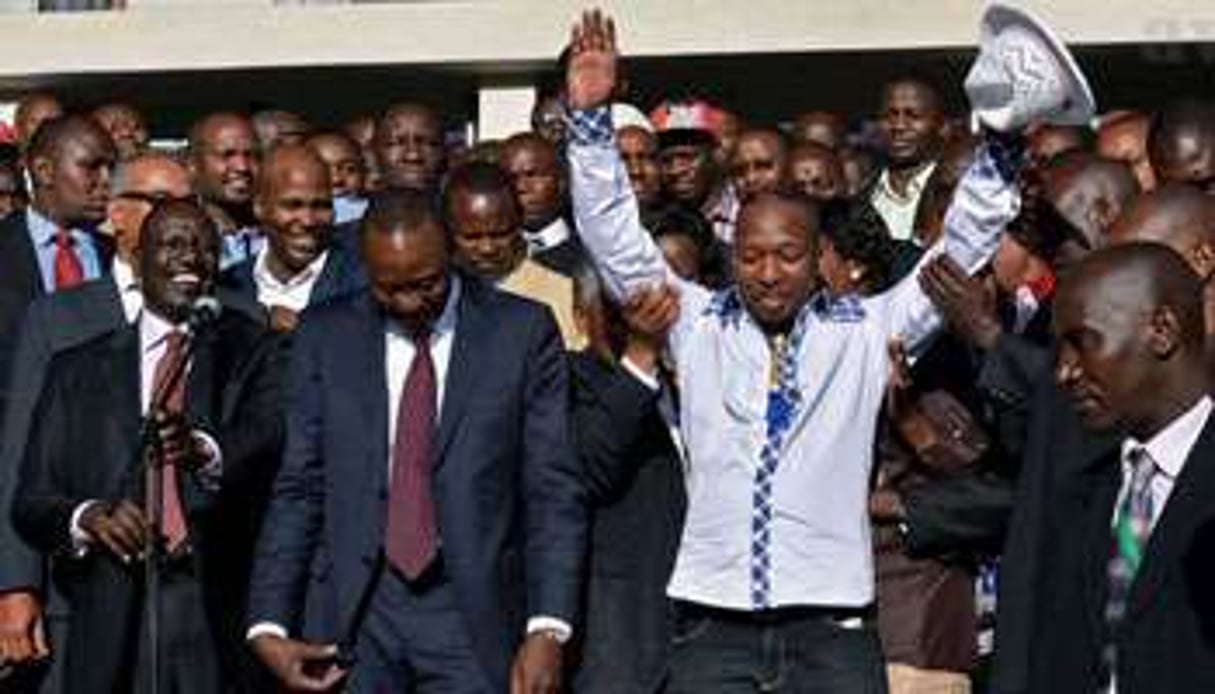Mike Sonko aux côtés d’Uhuru Kenyatta et de William Ruto. © AFP