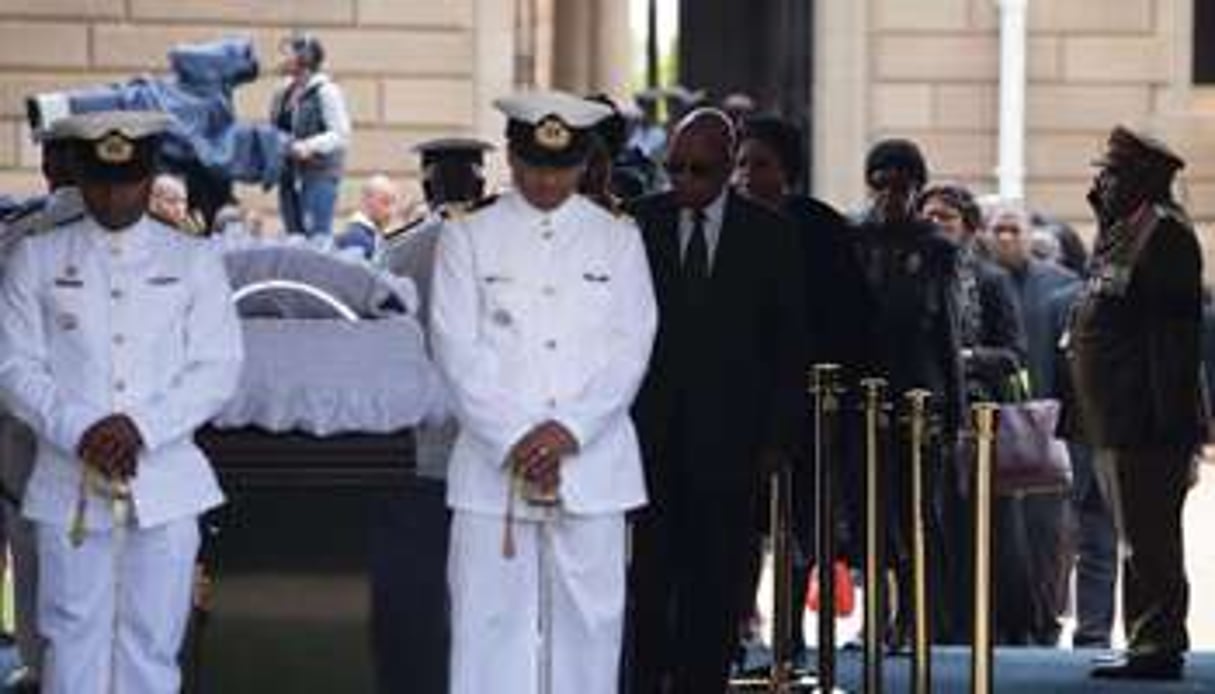Le président sud-africain Jacob Zuma devant la dépouille de Nelson Mandela. © AFP