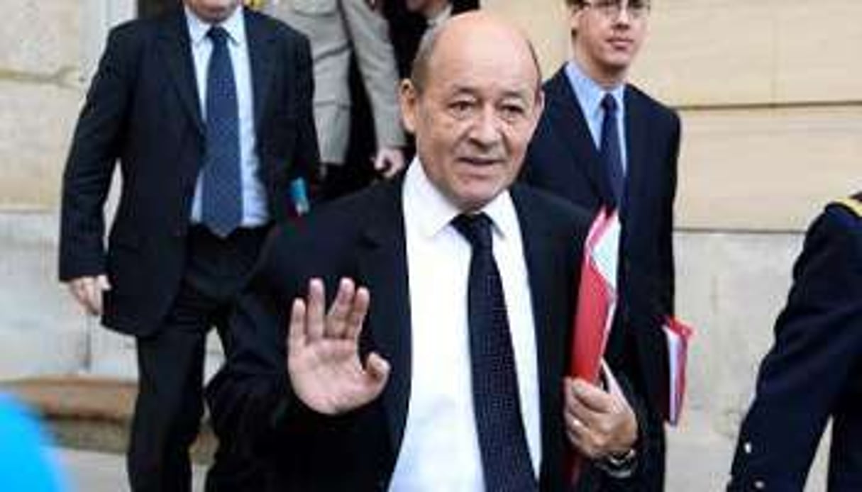 Jean-Yves Le Drian, à la sortie de Matignon, le 10 décembre 2013 à Paris. © Bertrand Guay/AFP